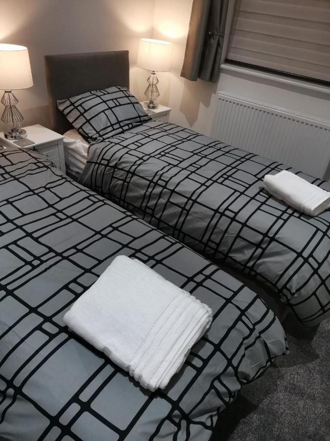 Amber Apartments, Free Parking, 3 Bedrooms, Sleeps 5, 1 En-suite 1 Bath/shower Swindon