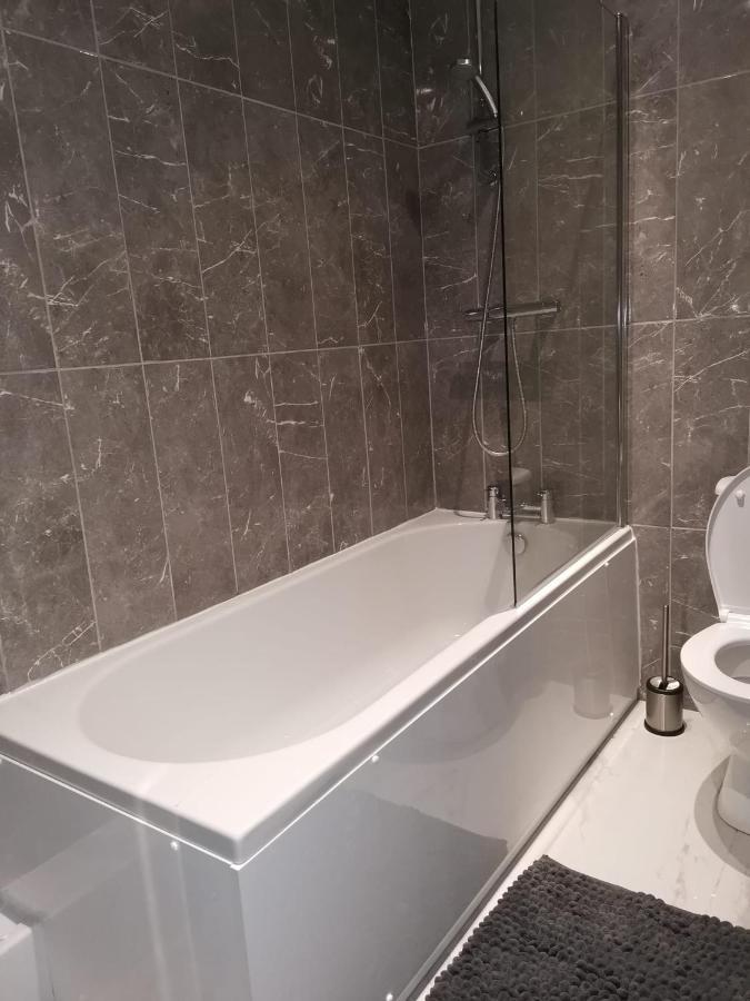 Apartment Amber Apartments, Free Parking, 3 Bedrooms, Sleeps 5, 1 En-suite 1 Bath/shower *