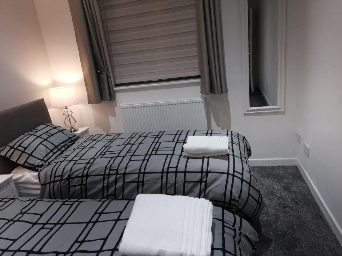 Amber Apartments, Free Parking, 3 Bedrooms, Sleeps 5, 1 En-suite 1 Bath/shower Swindon
