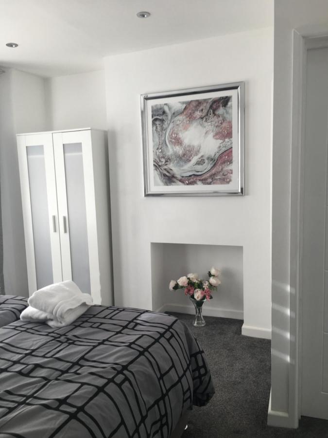 Amber Apartments, Free Parking, 3 Bedrooms, Sleeps 5, 1 En-suite 1 Bath/shower * Swindon