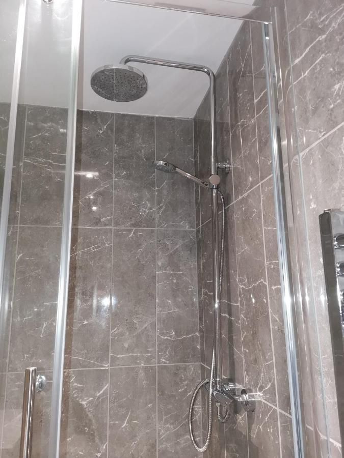 Amber Apartments, Free Parking, 3 Bedrooms, Sleeps 5, 1 En-suite 1 Bath/shower Apartment *