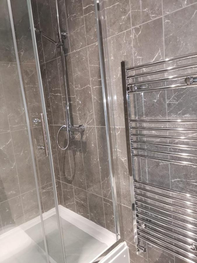 Amber Apartments, Free Parking, 3 Bedrooms, Sleeps 5, 1 En-suite 1 Bath/shower Swindon
