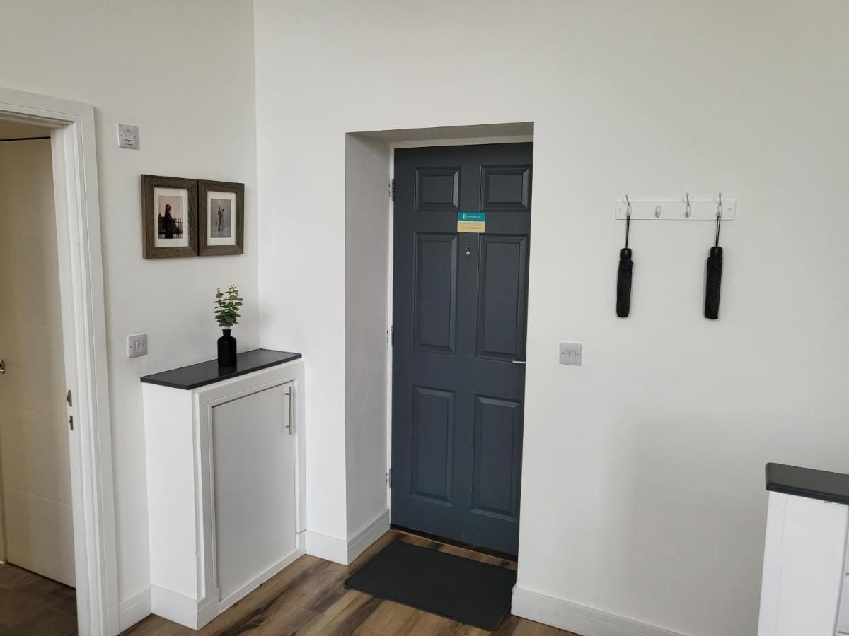Apartment Burkhardt Hall- Parking Included- Sleeps 4 Swindon