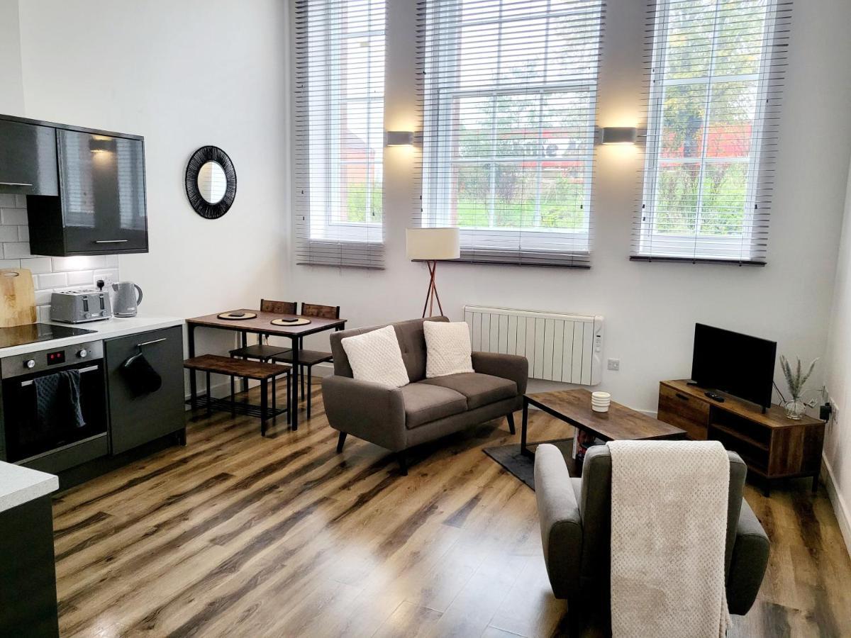 Apartment Burkhardt Hall- Parking Included- Sleeps 4 Swindon