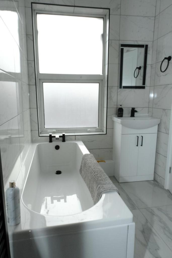 Amber Apartments, Free Parking, 3 Bedrooms, Sleeps 5, 1 En-suite 1 Bath/shower Apartment