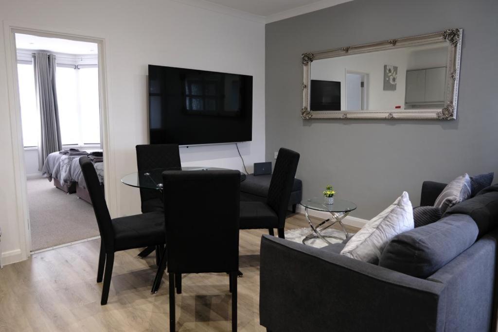 Amber Apartments, Free Parking, 3 Bedrooms, Sleeps 5, 1 En-suite 1 Bath/shower *