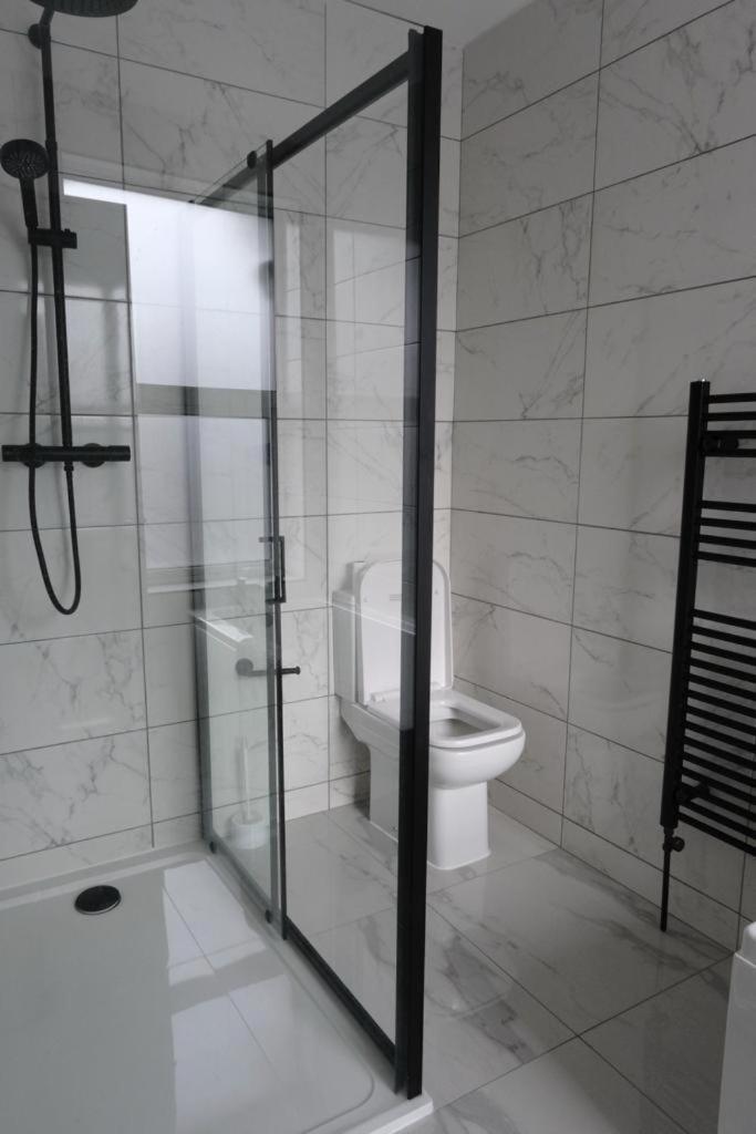 Apartment Amber Apartments, Free Parking, 3 Bedrooms, Sleeps 5, 1 En-suite 1 Bath/shower *