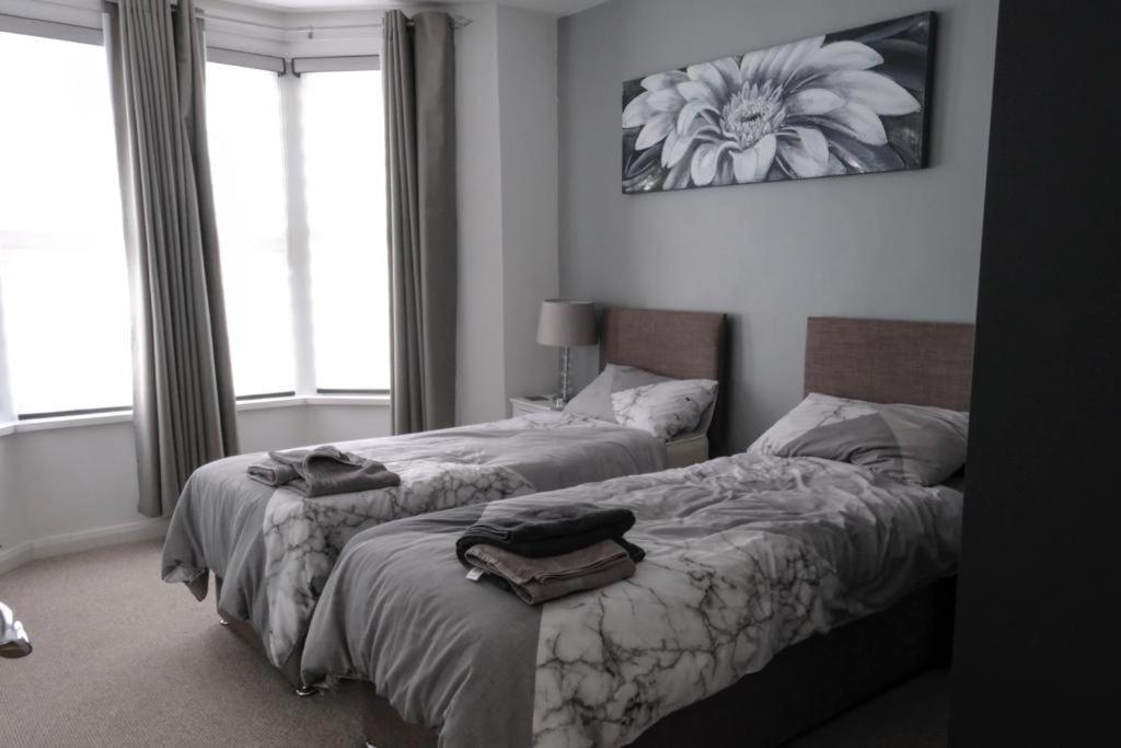 Amber Apartments, Free Parking, 3 Bedrooms, Sleeps 5, 1 En-suite 1 Bath/shower