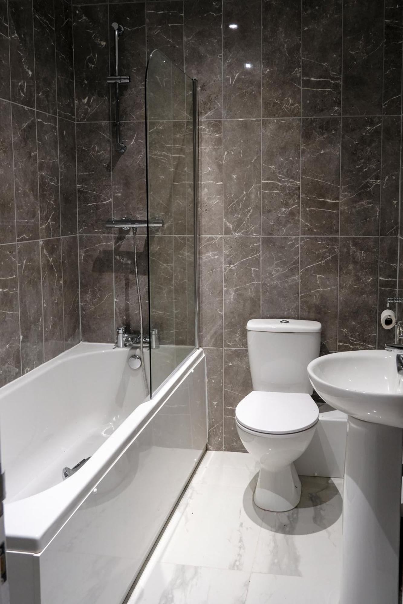 Executive Free On-site Parking, 2 En-suites, Sleeps 4, * Swindon