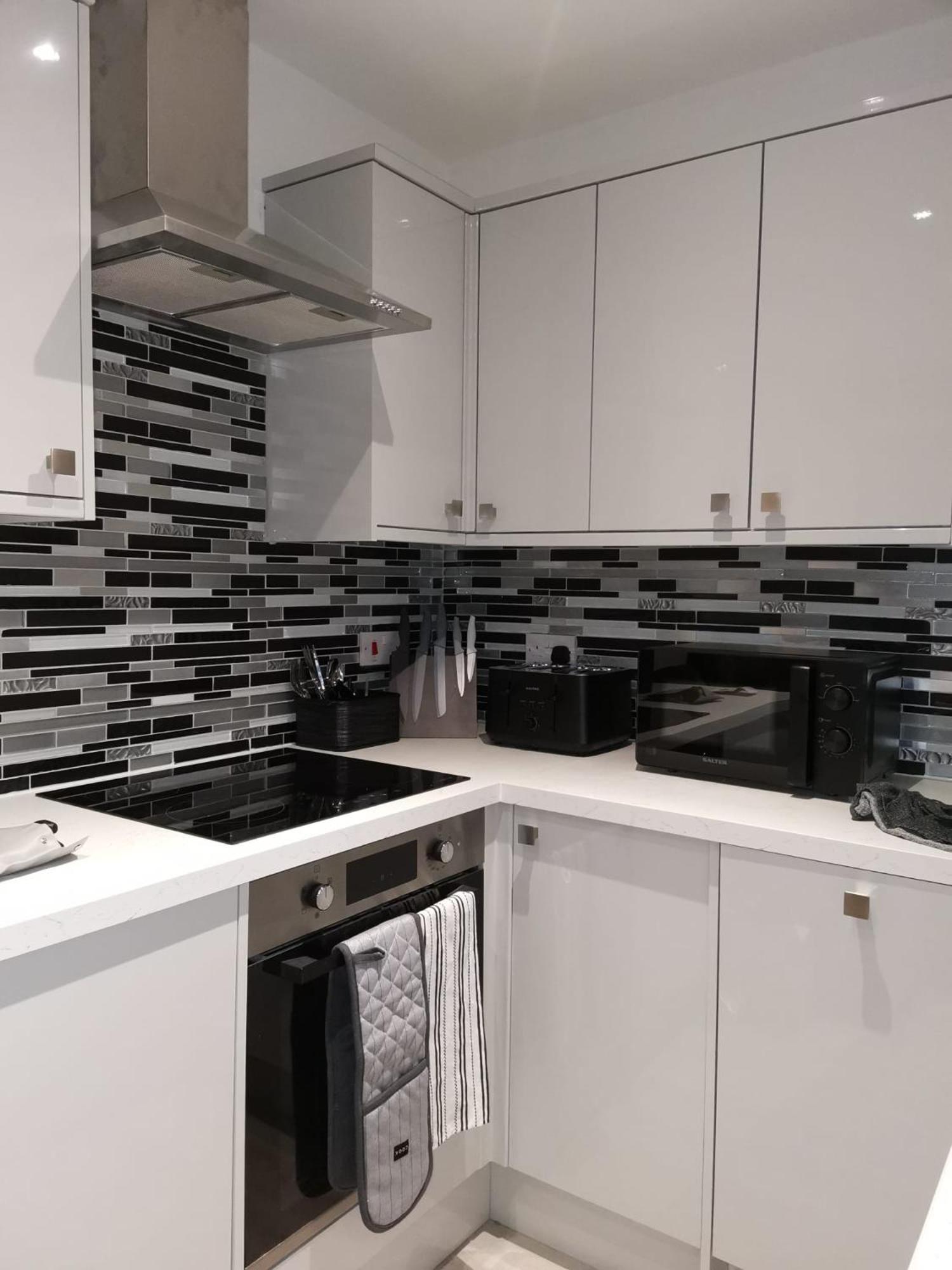 Executive Free On-site Parking, 2 En-suites, Sleeps 4, * Swindon
