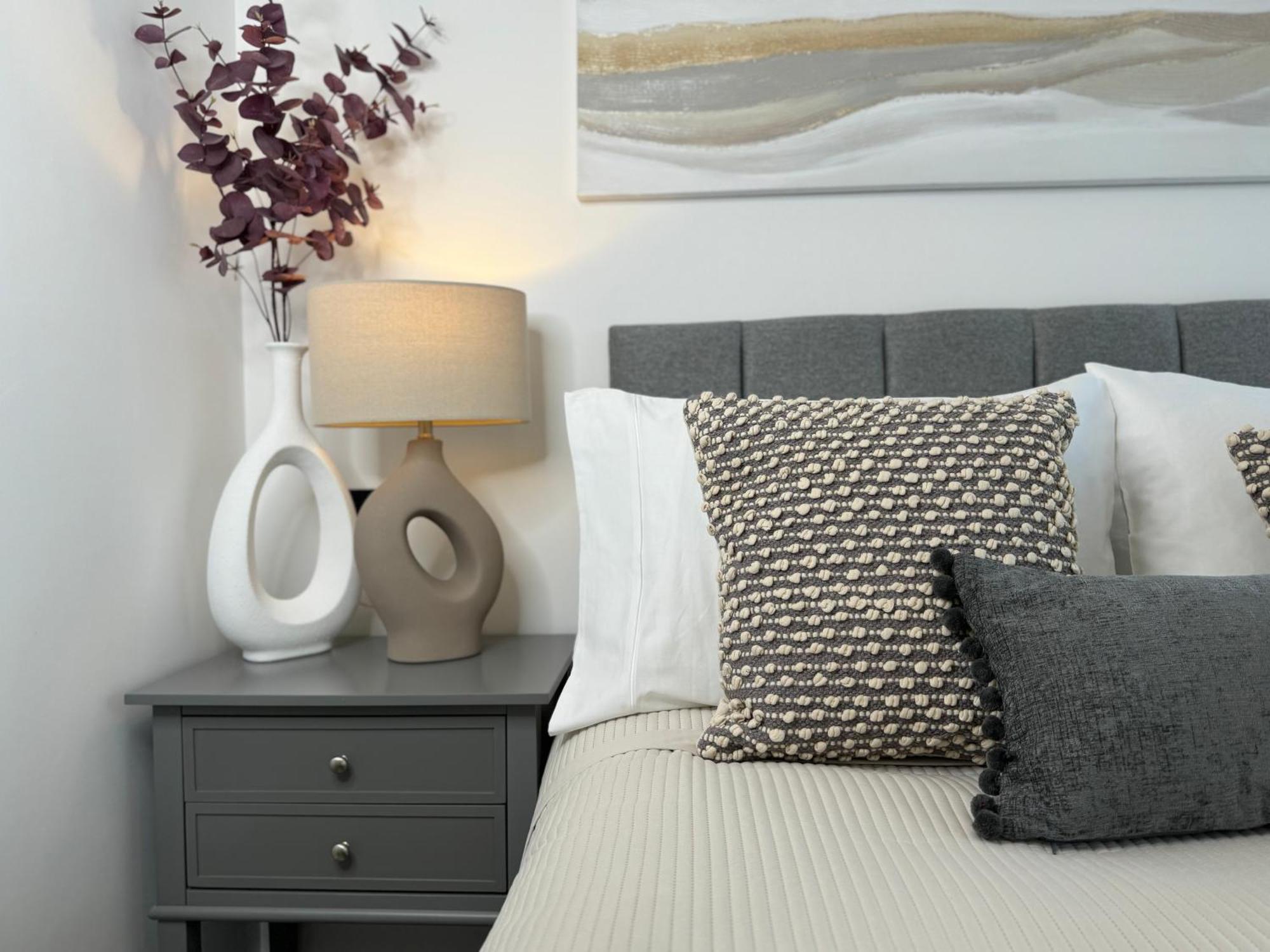 Modern One-bedroom Apartment *