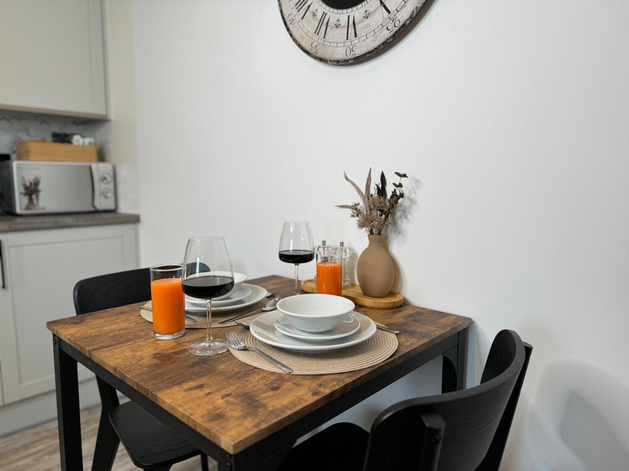 Elegant One Bedroom Apartment *