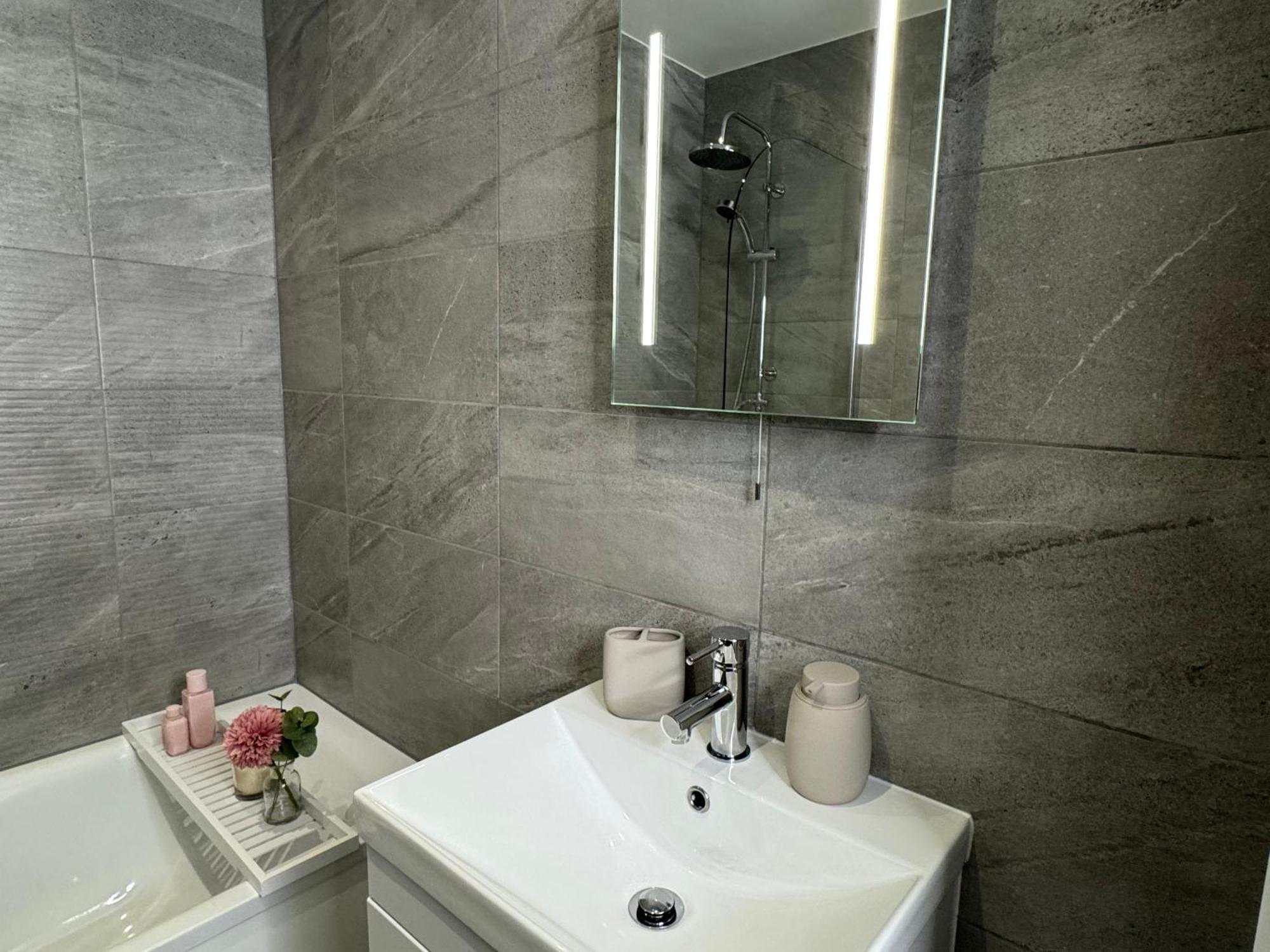 Elegant One Bedroom Apartment Swindon