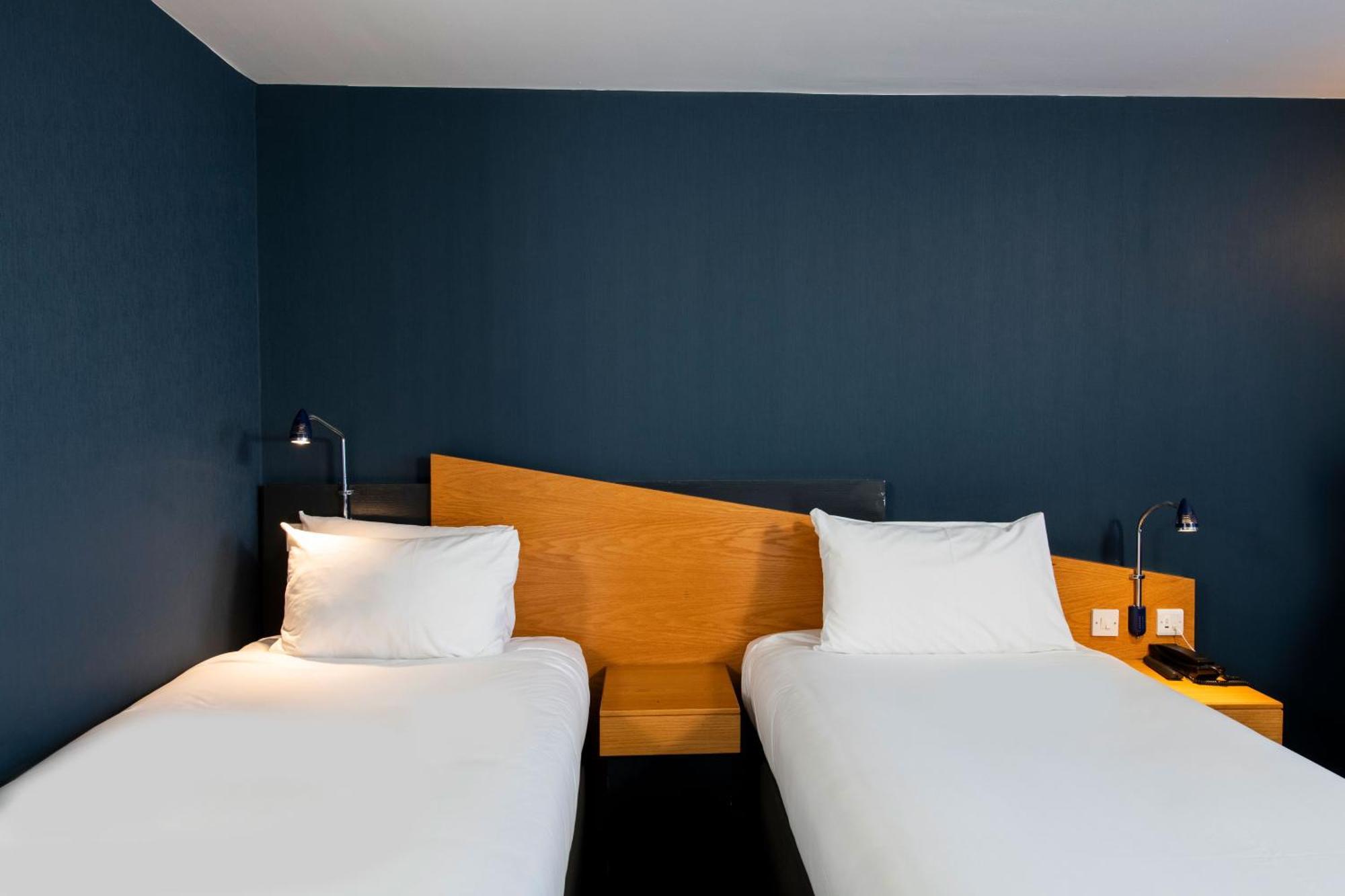 Express West By Ihg Hotel