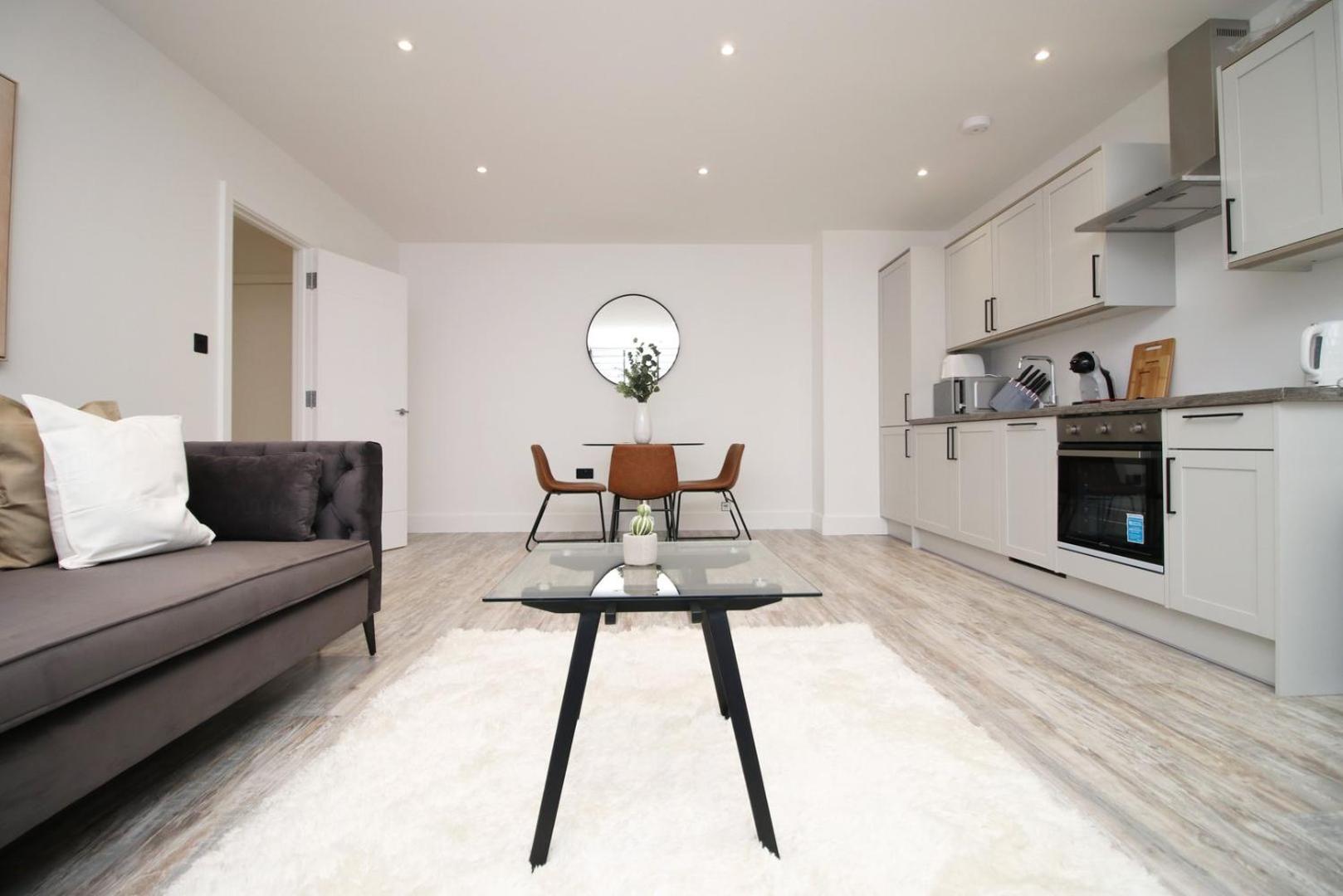 Cohost Partners | And Contemporary 2br Swindon