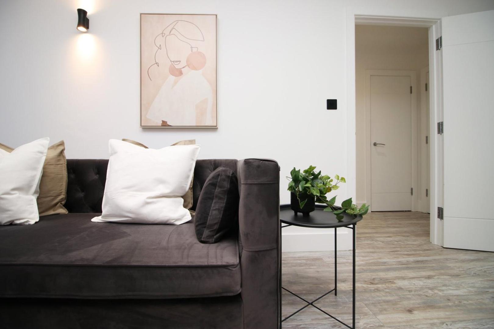Apartment Cohost Partners | And Contemporary 2br Swindon