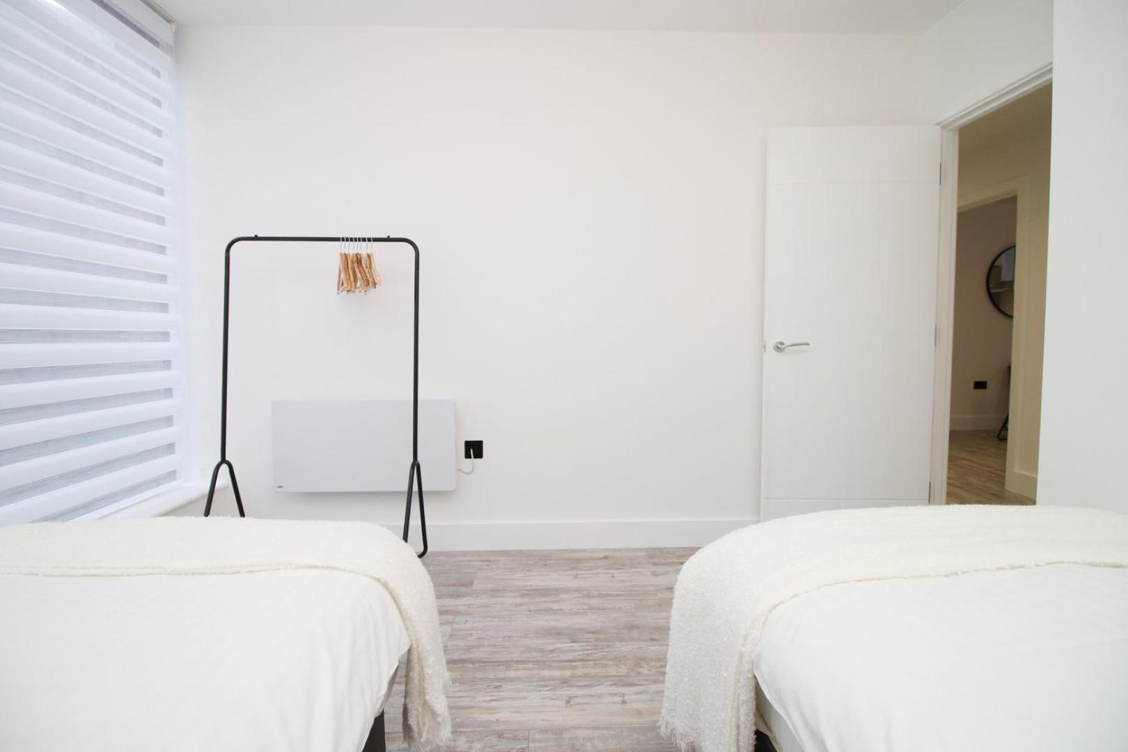 Cohost Partners | And Contemporary 2br Apartment Swindon