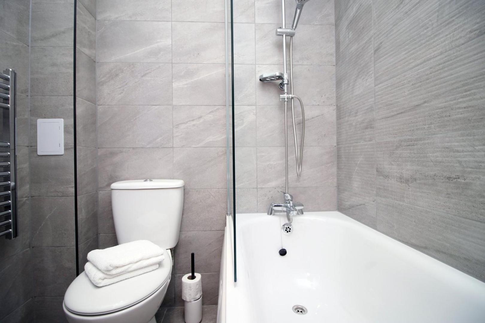 Cohost Partners | And Contemporary 2br Swindon