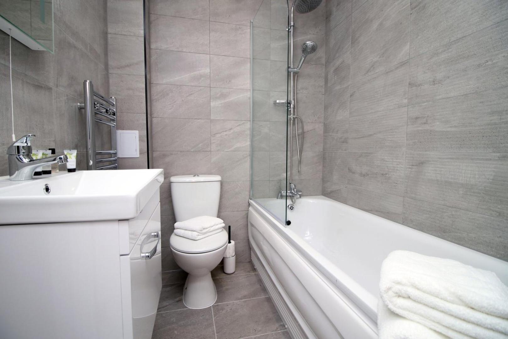 Apartment Cohost Partners | And Contemporary 2br