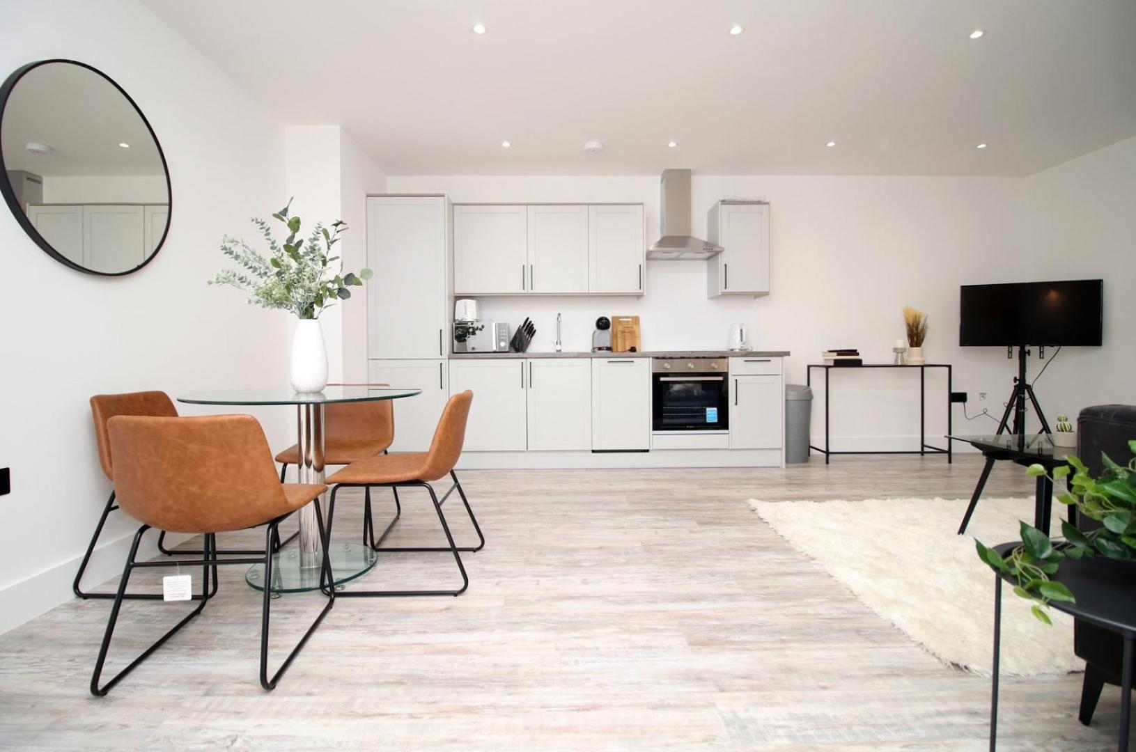 Apartment Cohost Partners | And Contemporary 2br Swindon
