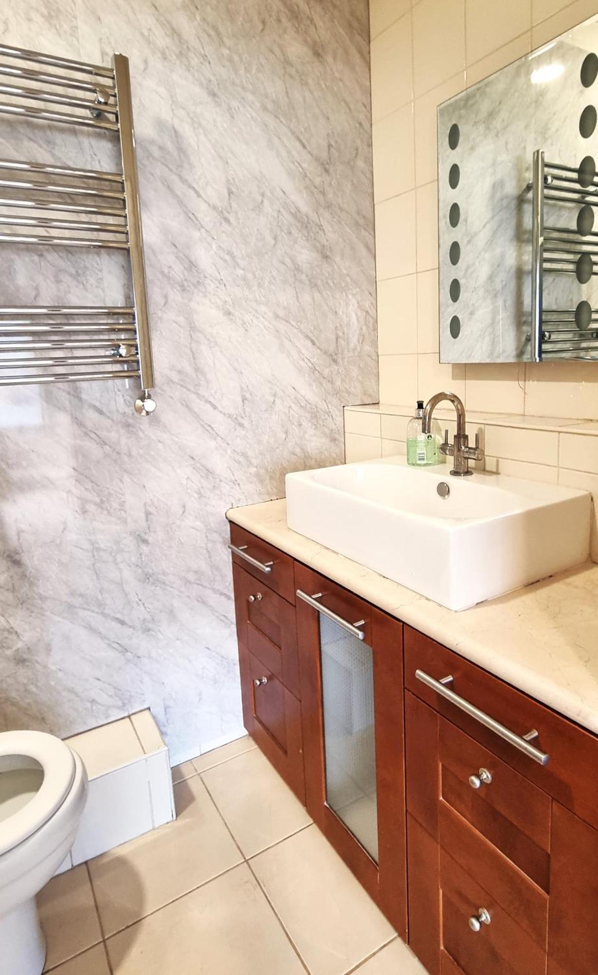 Bath Road Apartment *