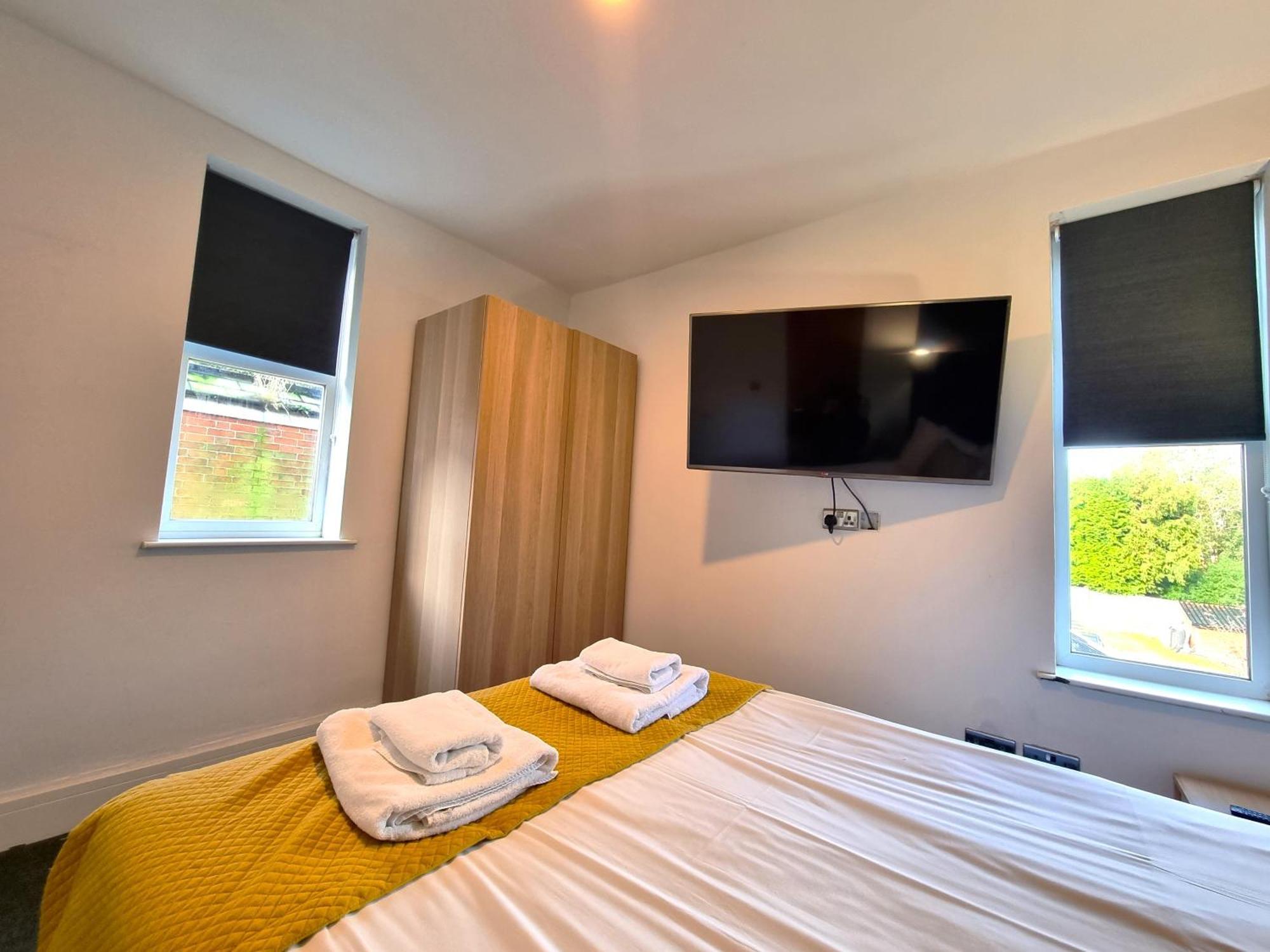 Bath Road Apartment *