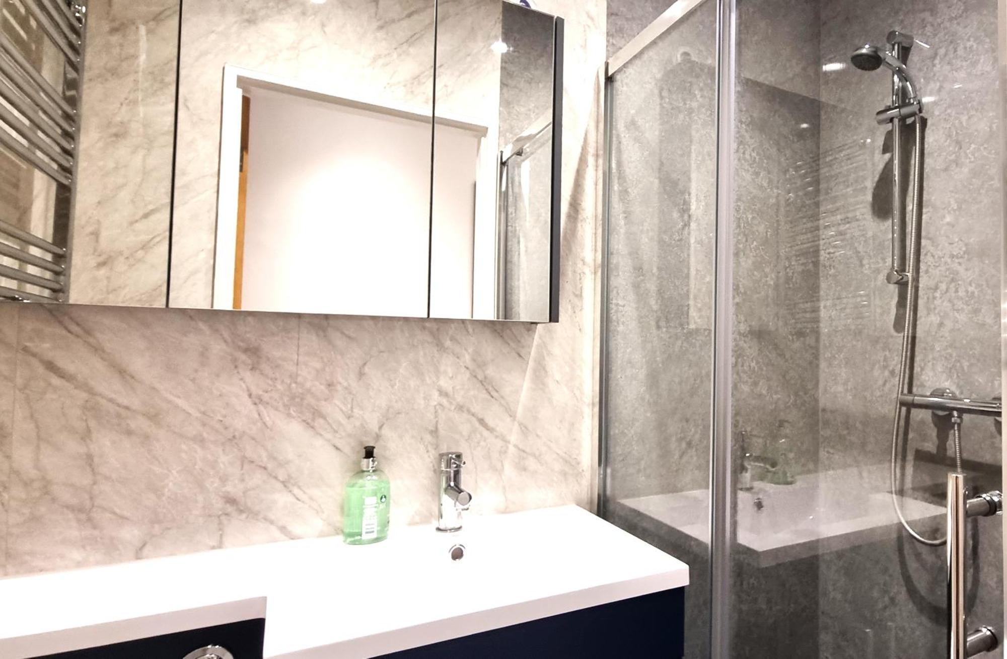Bath Road Apartment *