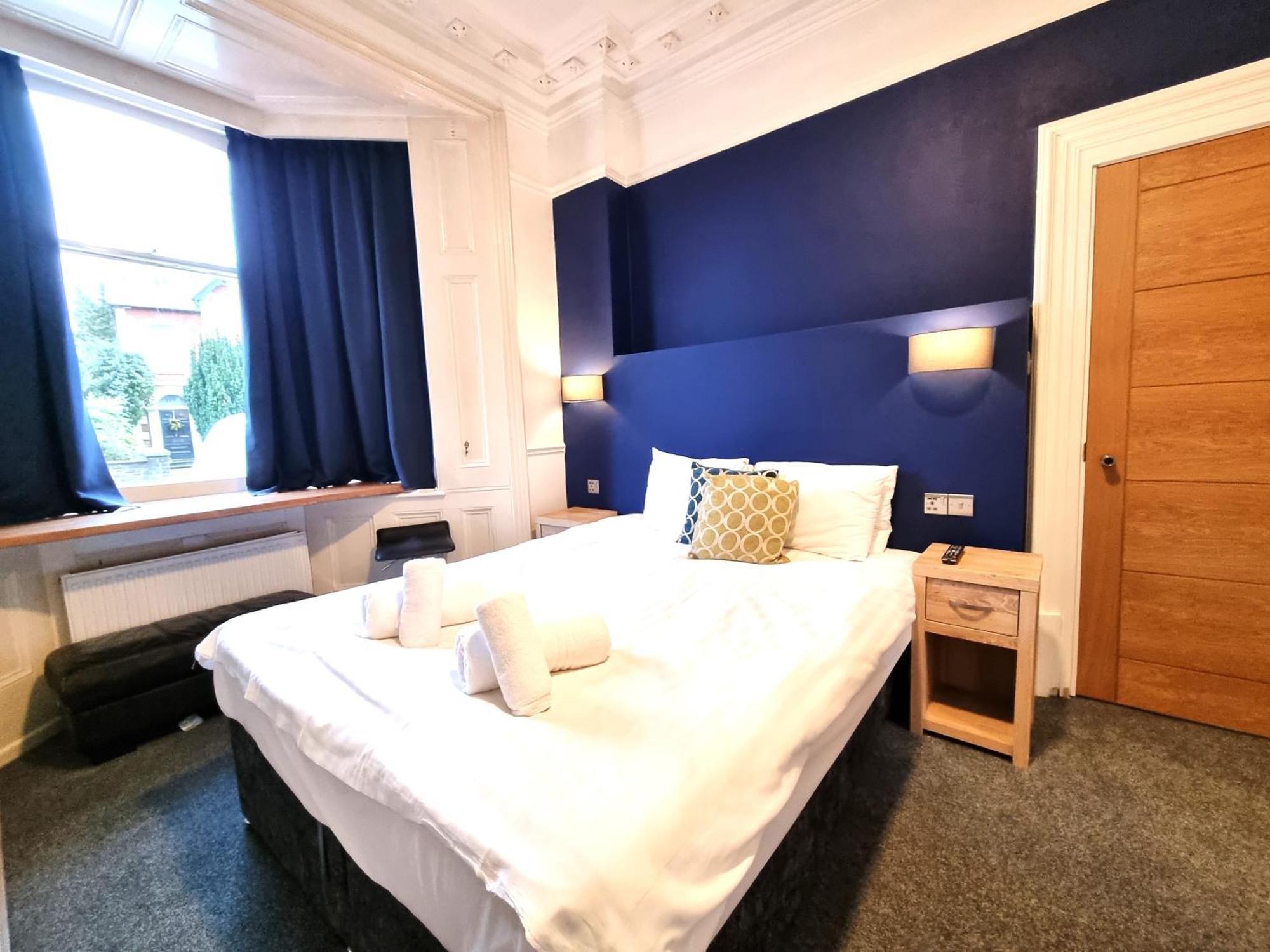 Bath Road Apartment *