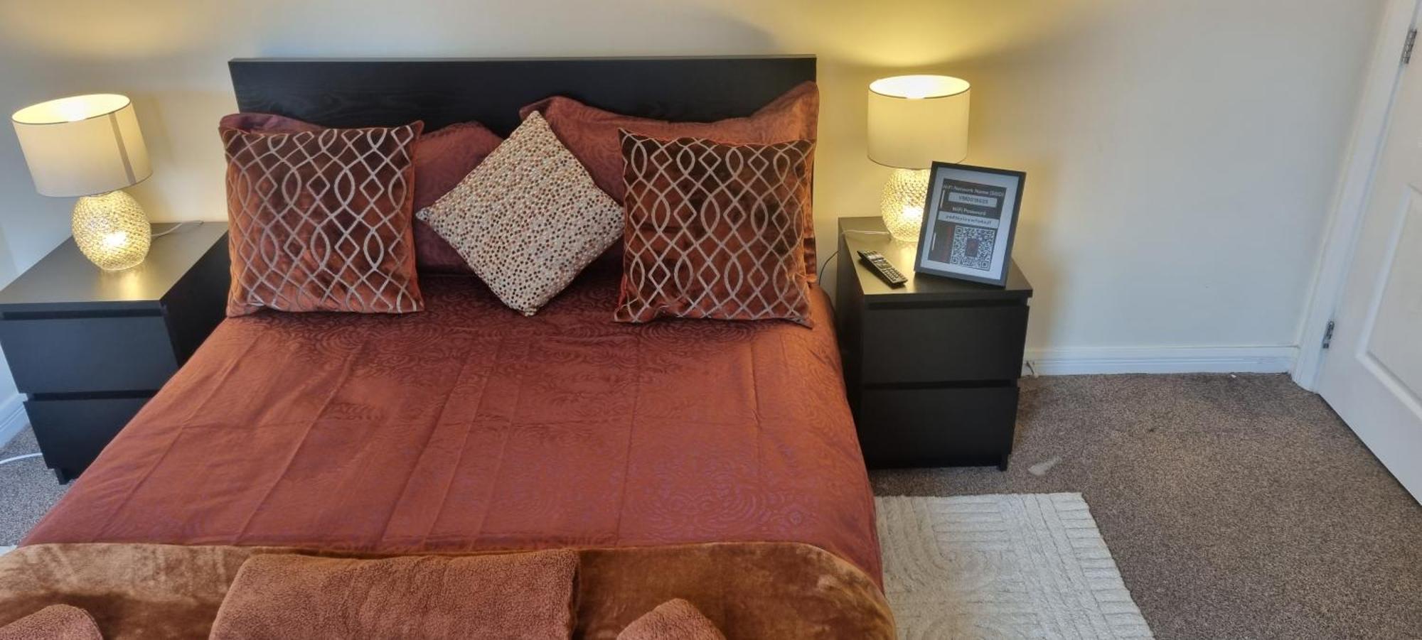 6 Deluxe Doubles 2 With En In Large House - No Pets * Swindon