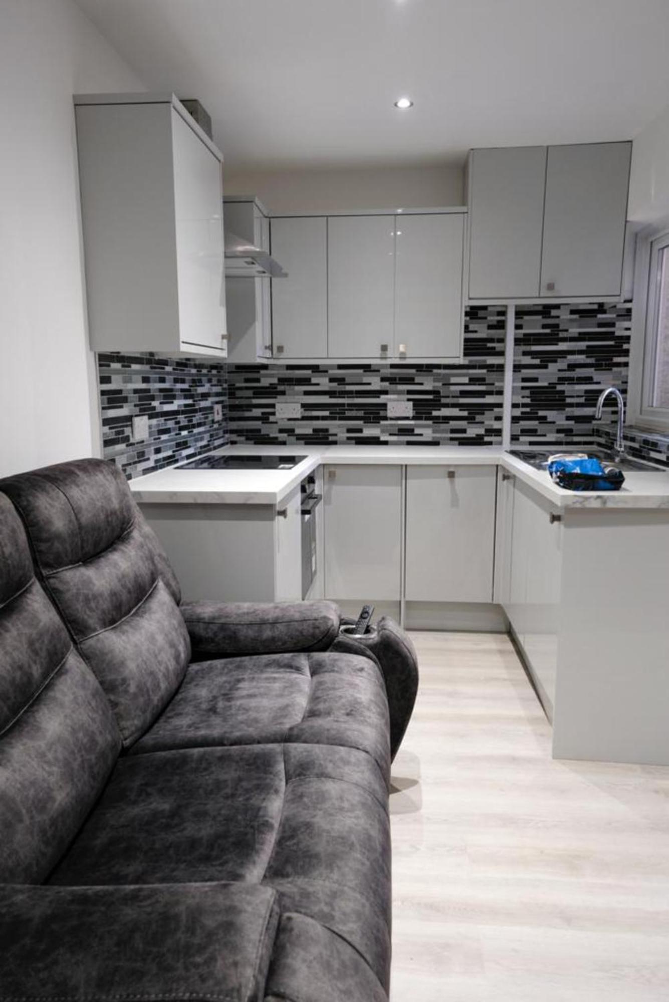 Apartment Amber Apartments, Free Parking, 3 Bedrooms, Sleeps 5, 1 En-suite 1 Bath/shower
