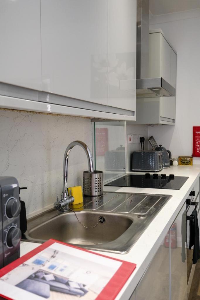 Executive Free On-site Parking, 2 En-suites, Sleeps 4, Apartment Swindon