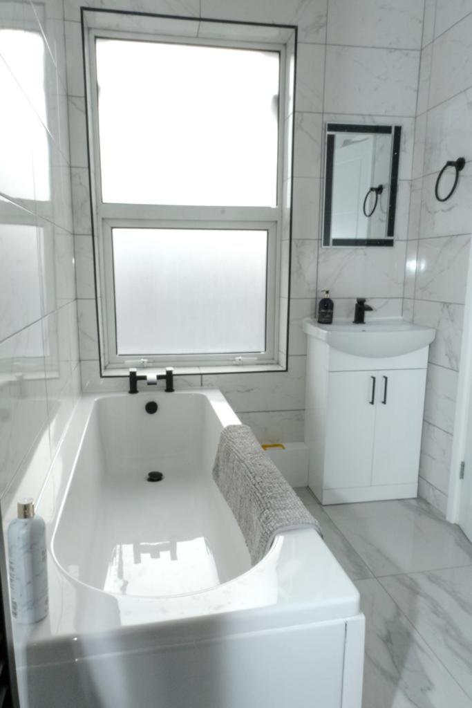 Executive Free On-site Parking, 2 En-suites, Sleeps 4, *