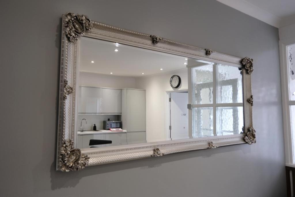 Executive Free On-site Parking, 2 En-suites, Sleeps 4, * Swindon