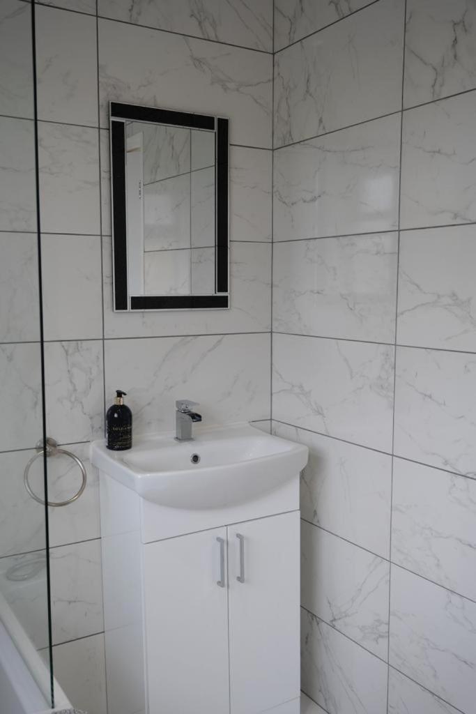 Executive Free On-site Parking, 2 En-suites, Sleeps 4, *