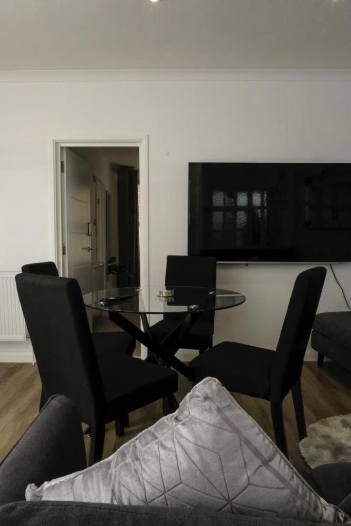 Executive Free On-site Parking, 2 En-suites, Sleeps 4, Apartment *