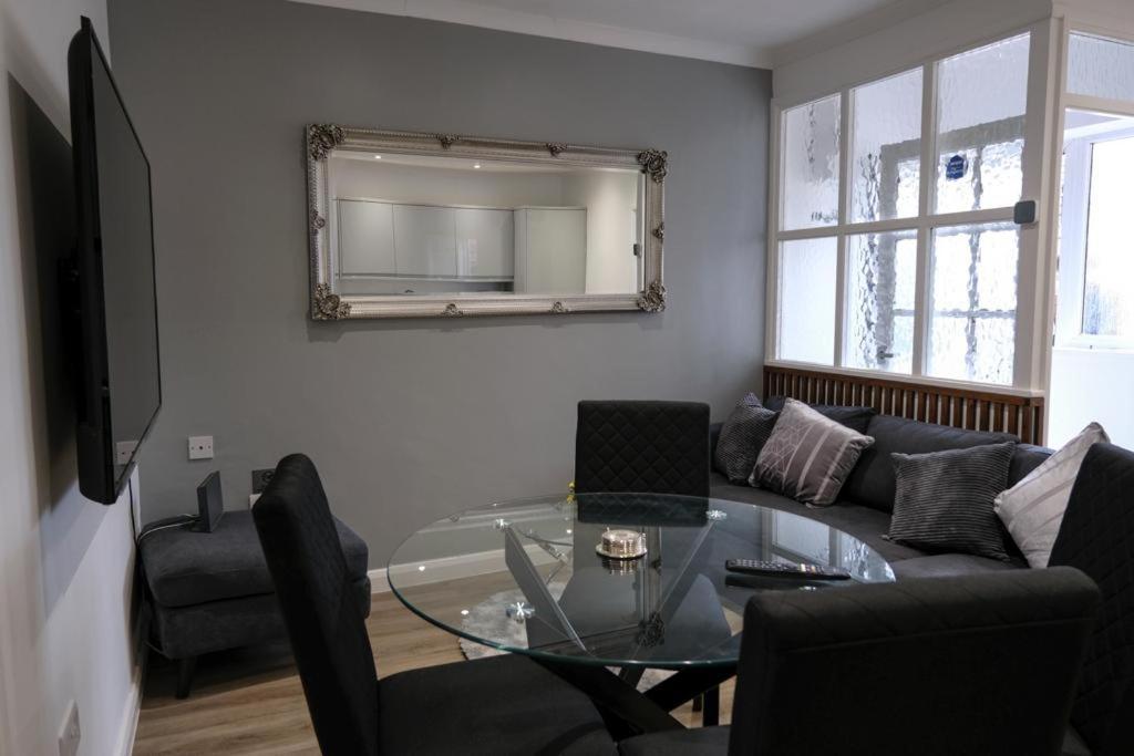 Apartment Executive Free On-site Parking, 2 En-suites, Sleeps 4, Swindon