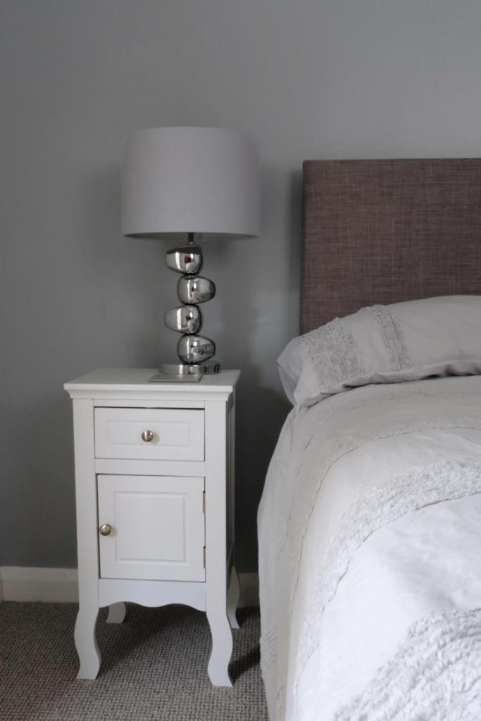 Executive Free On-site Parking, 2 En-suites, Sleeps 4, * Swindon