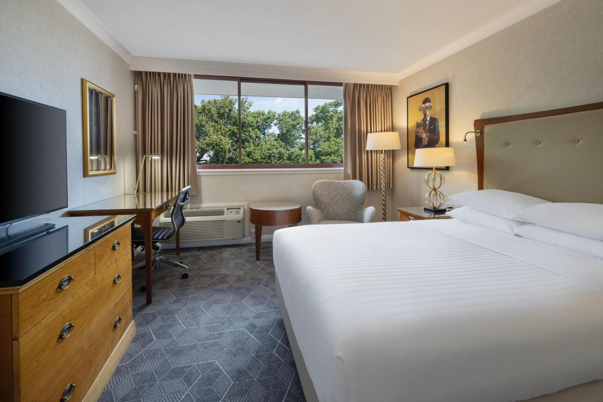 Khách sạn Delta By Marriott 4*
