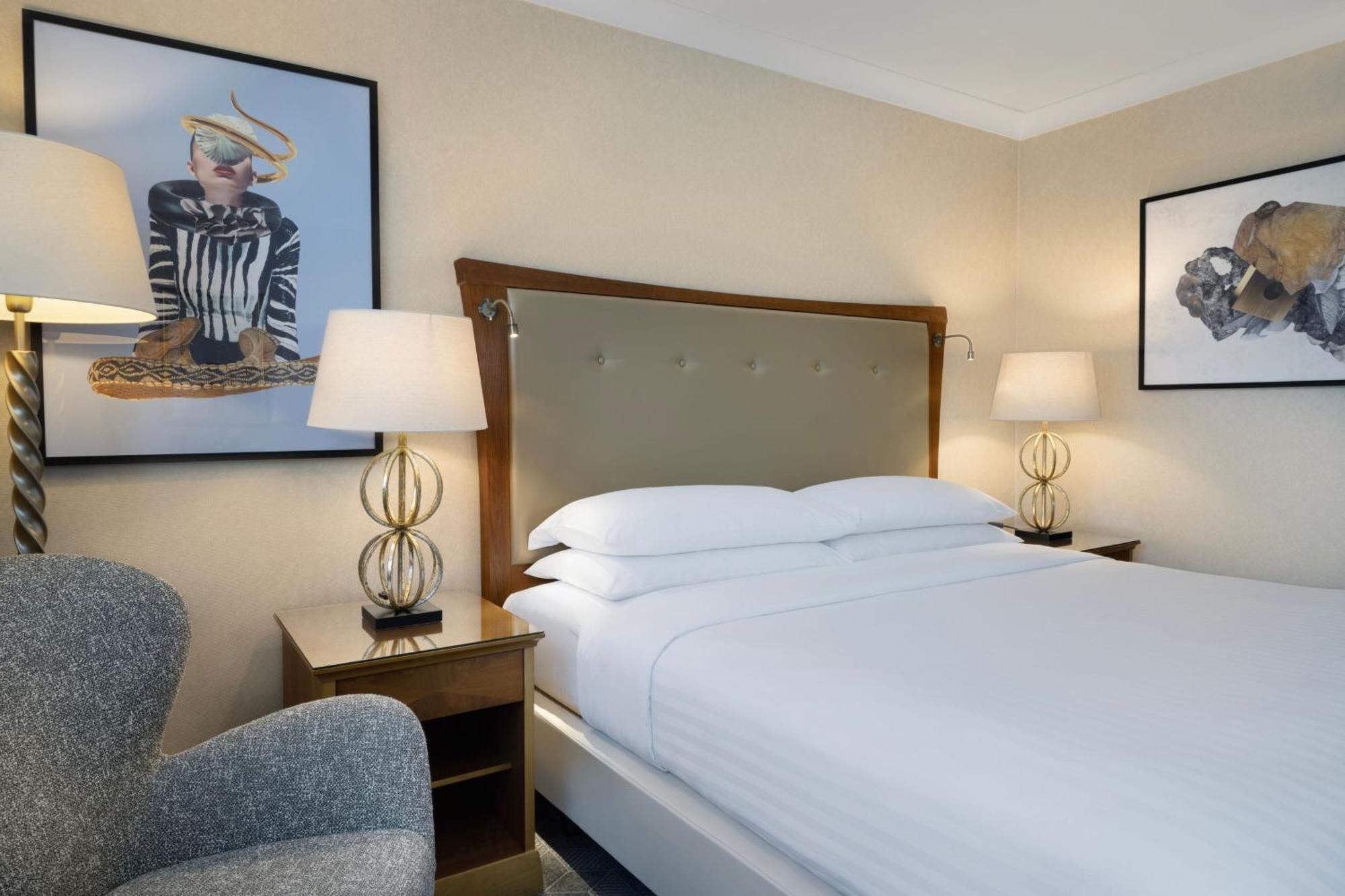Khách sạn Delta By Marriott 4*