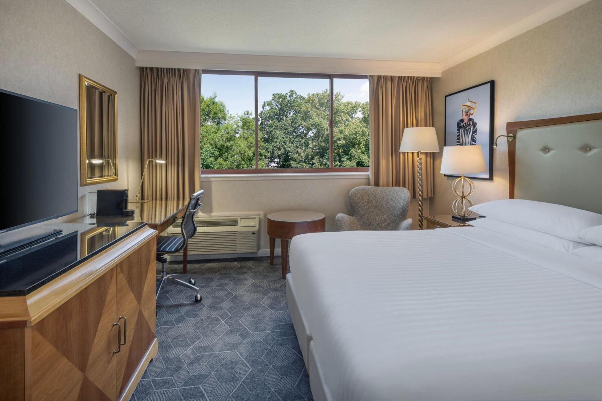 Khách sạn Delta By Marriott 4*