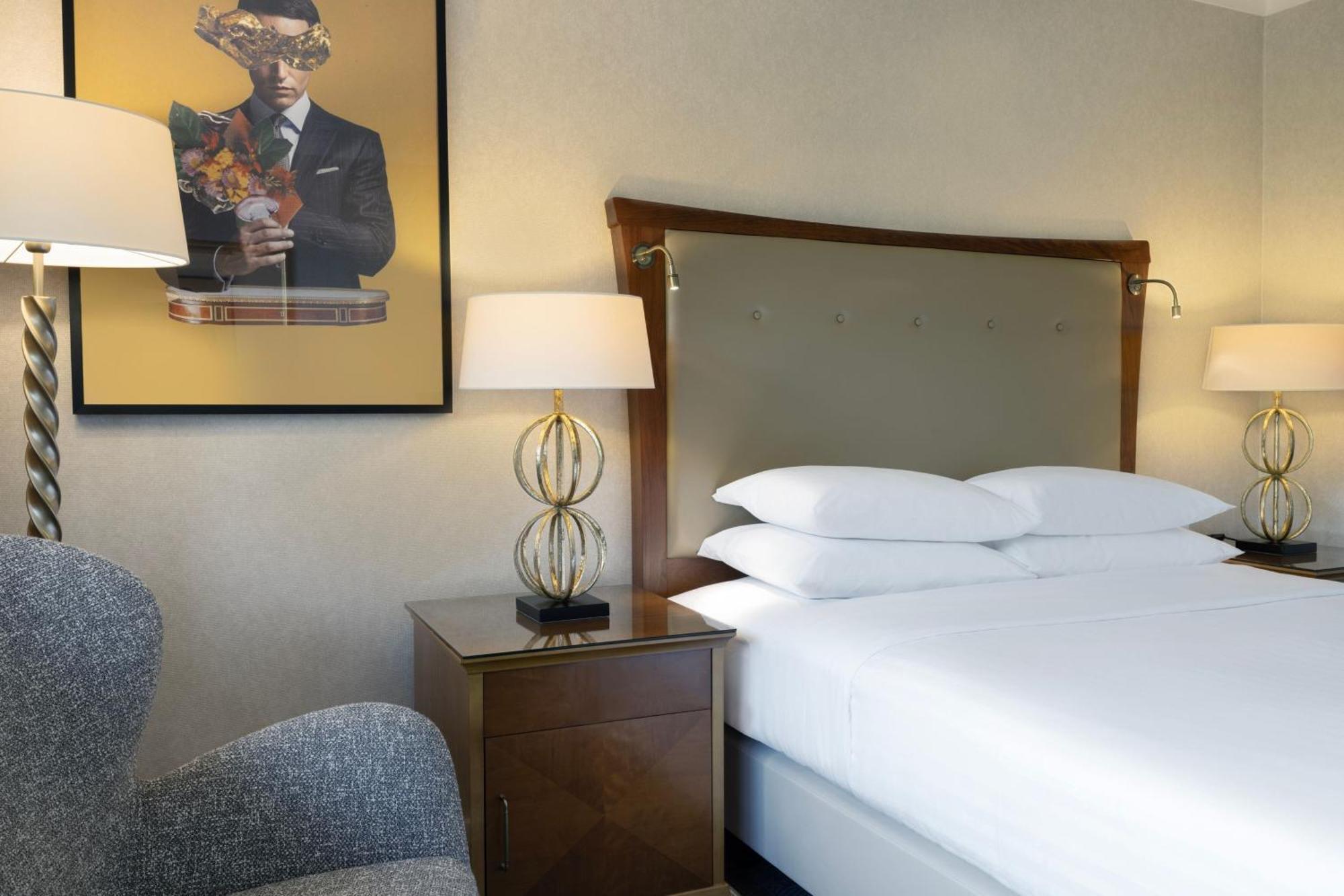 Khách sạn Delta By Marriott 4*