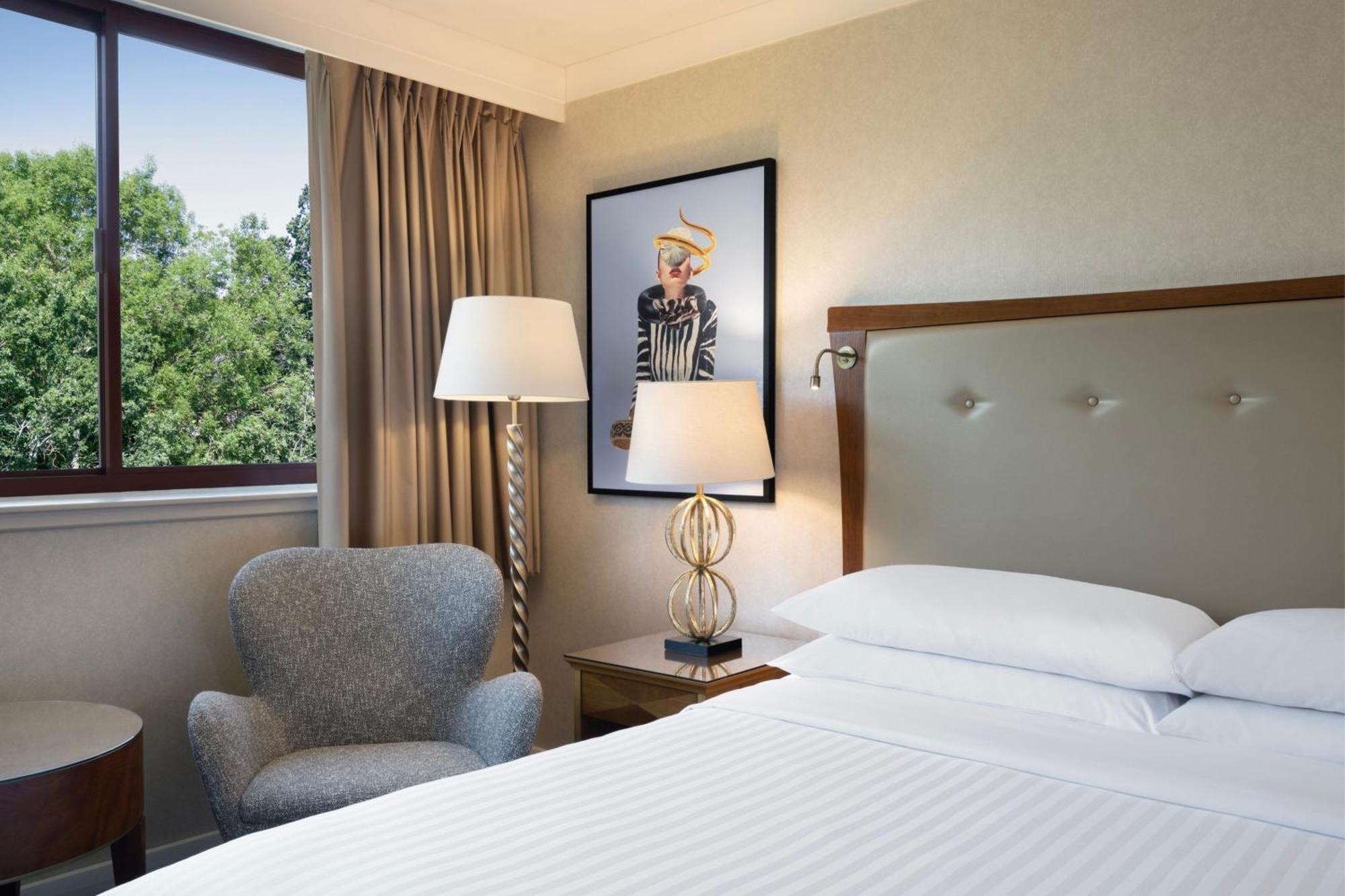 Khách sạn Delta By Marriott 4*