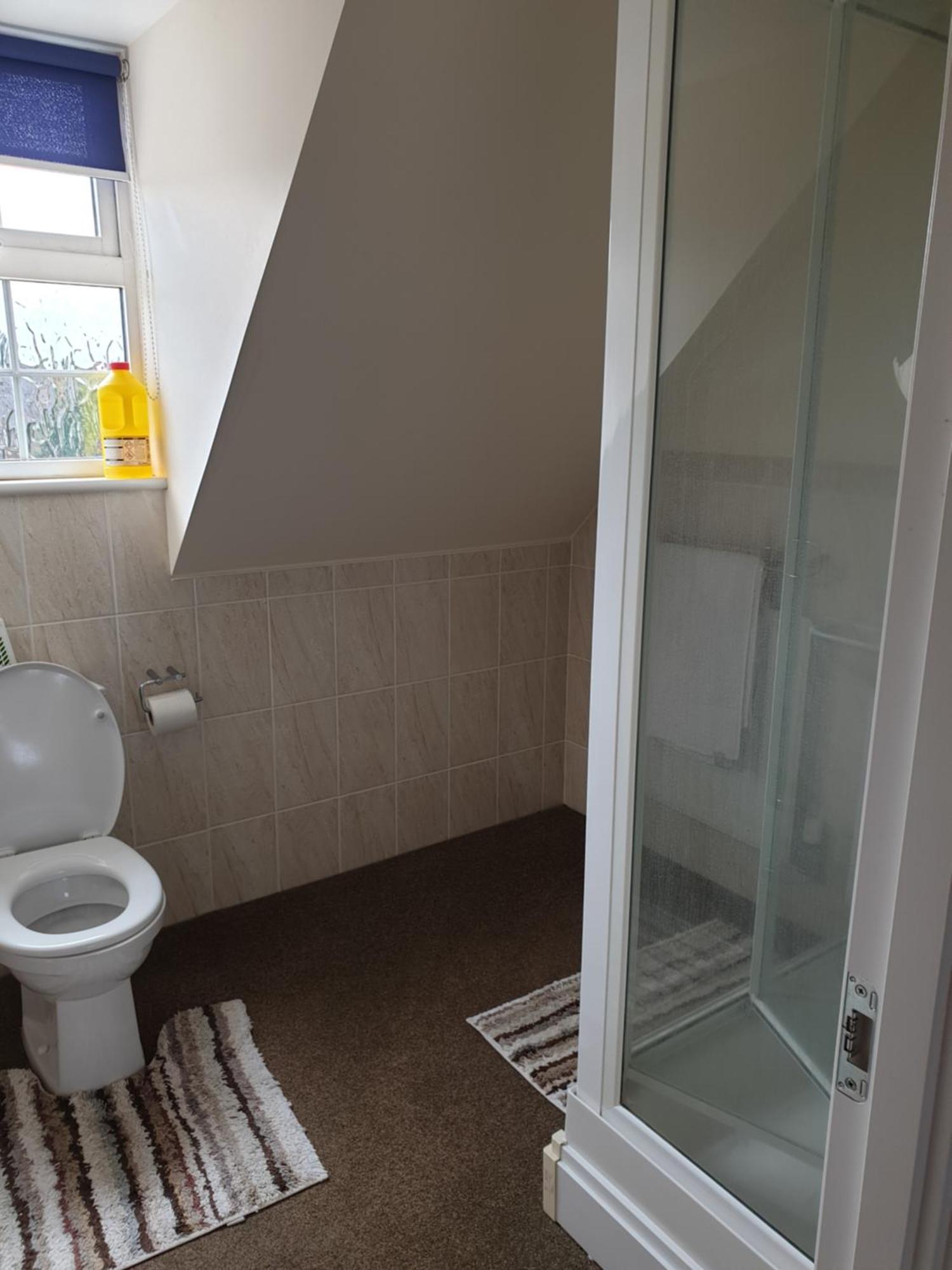 6 Deluxe Doubles 2 With En In Large House - No Pets Swindon