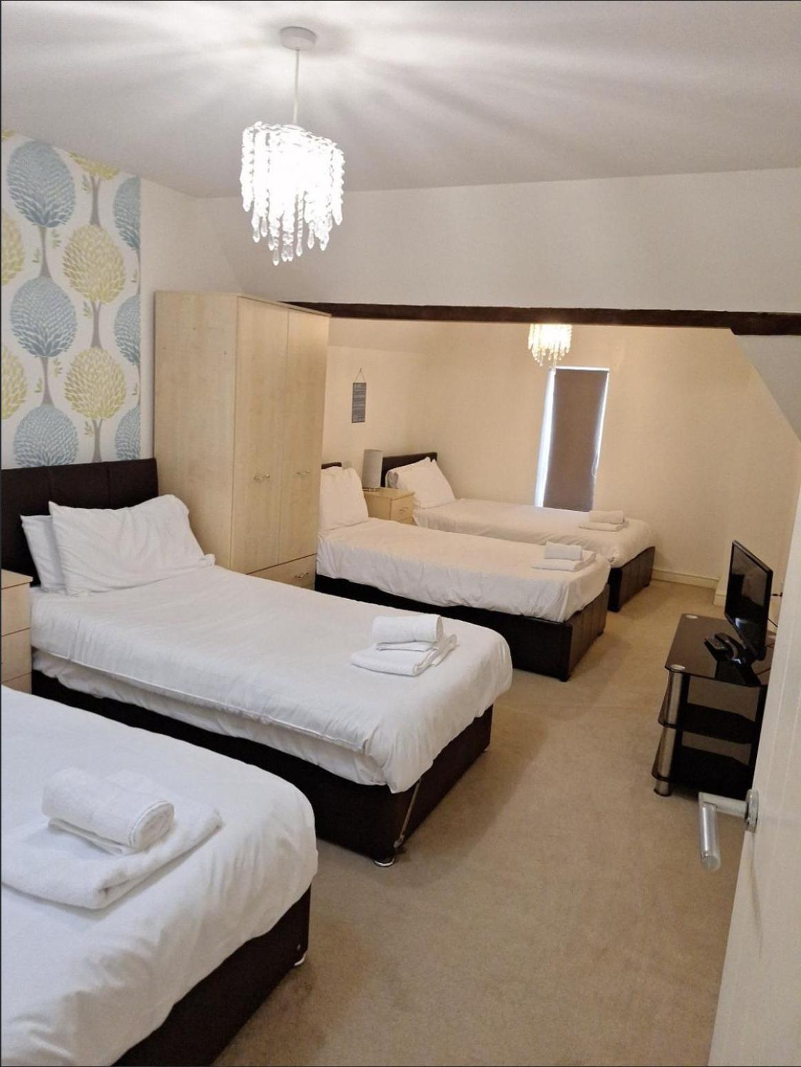 Apartment Comfortable Town Centre Apartments, Free Parking, Sleeps Up To 8 *