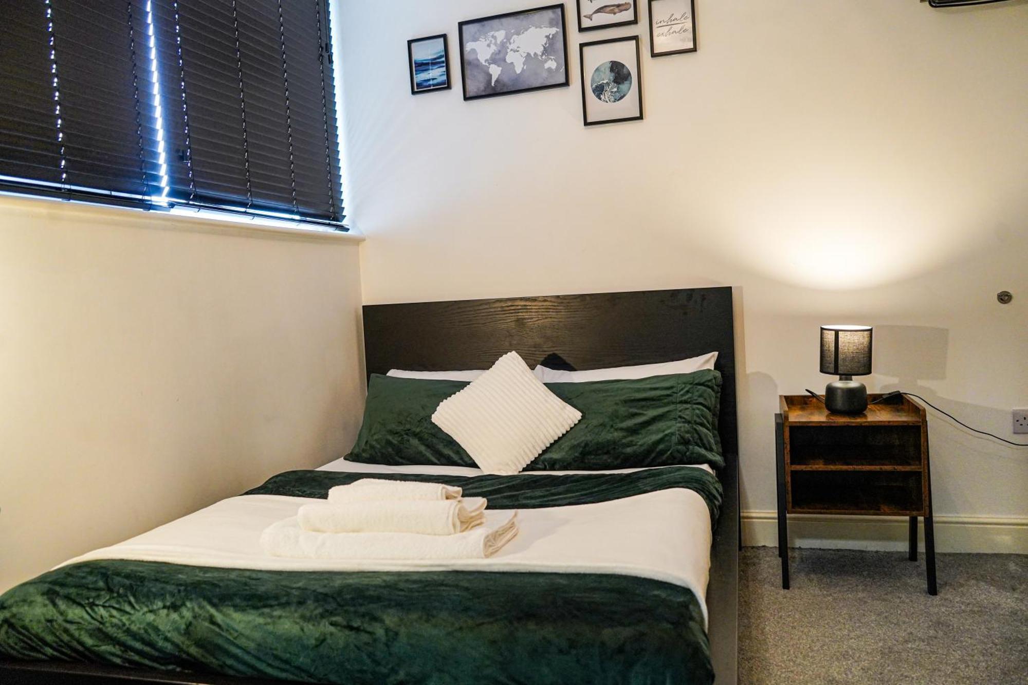 2 Bedroom Silver Lining Apartment *