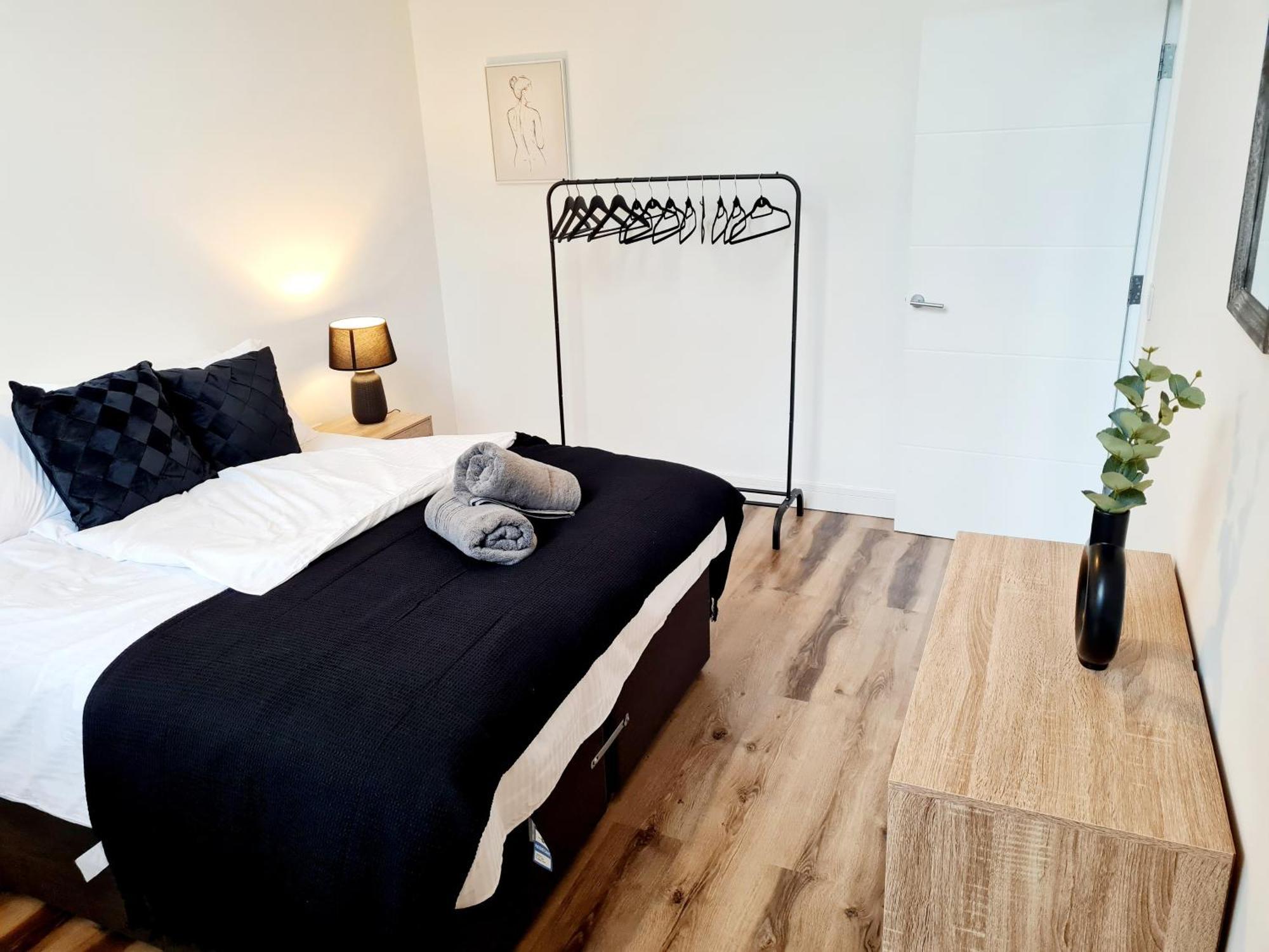 Burkhardt Hall- Parking Included- Sleeps 4 Apartment
