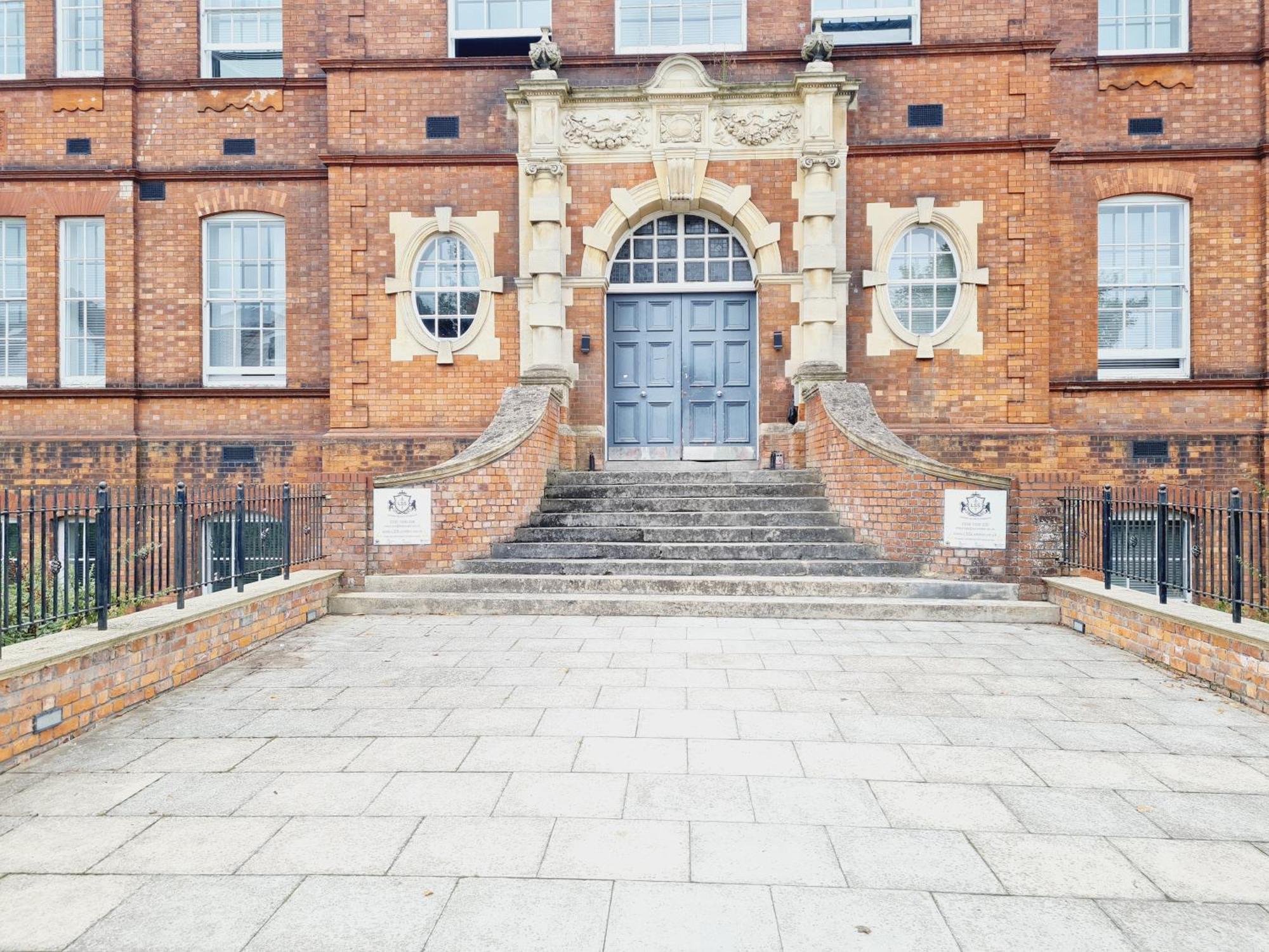 Burkhardt Hall- Parking Included- Sleeps 4 Apartment *