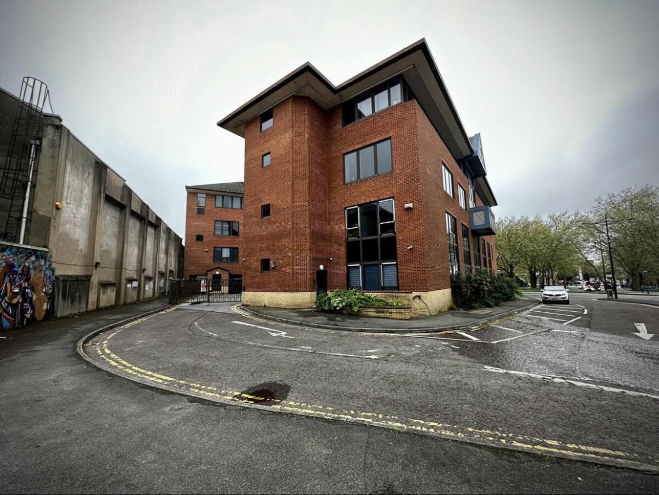 Escape In Town Centre - Free Parking * Swindon