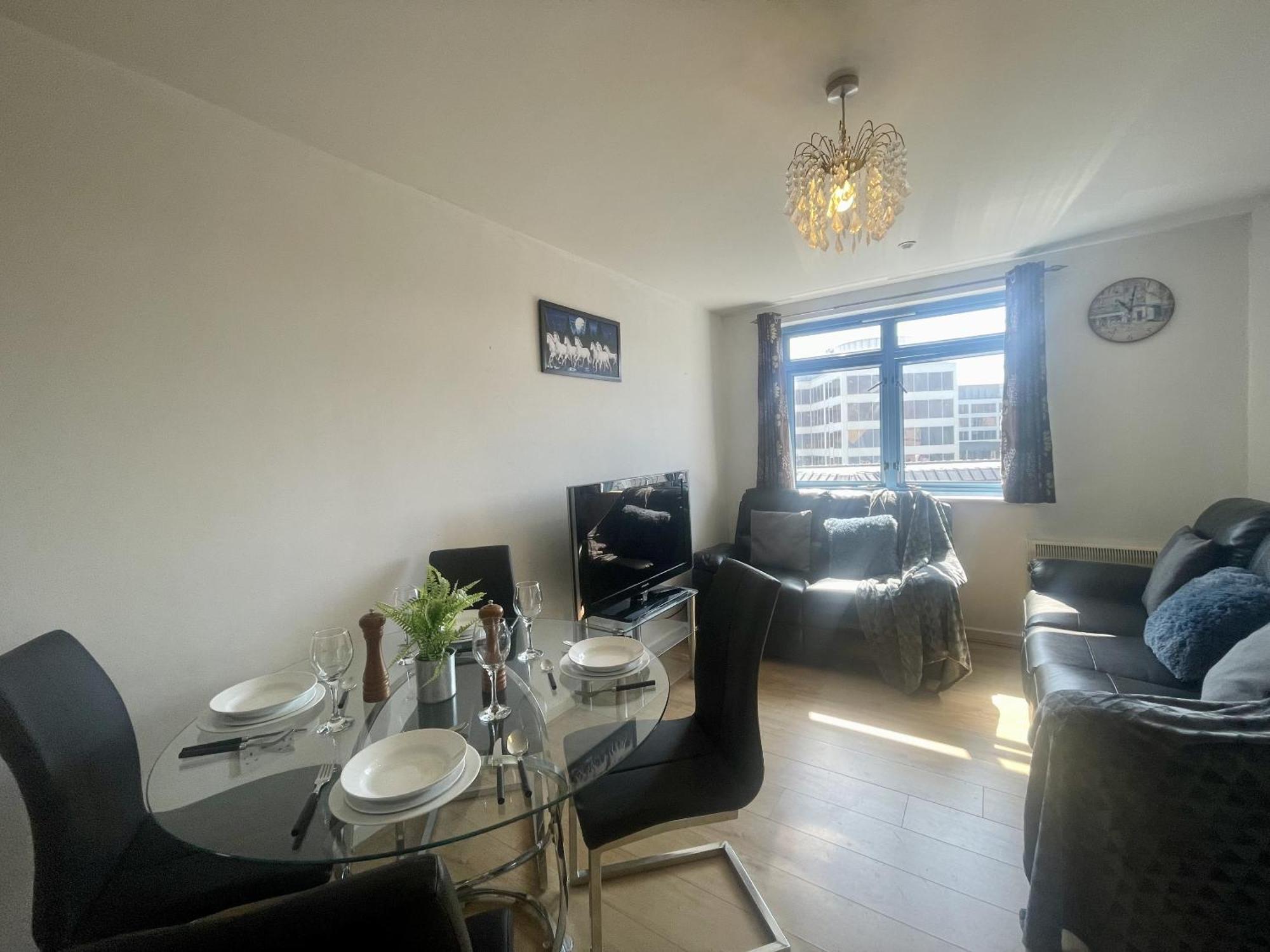 Hk Life Serviced , Centre * Swindon