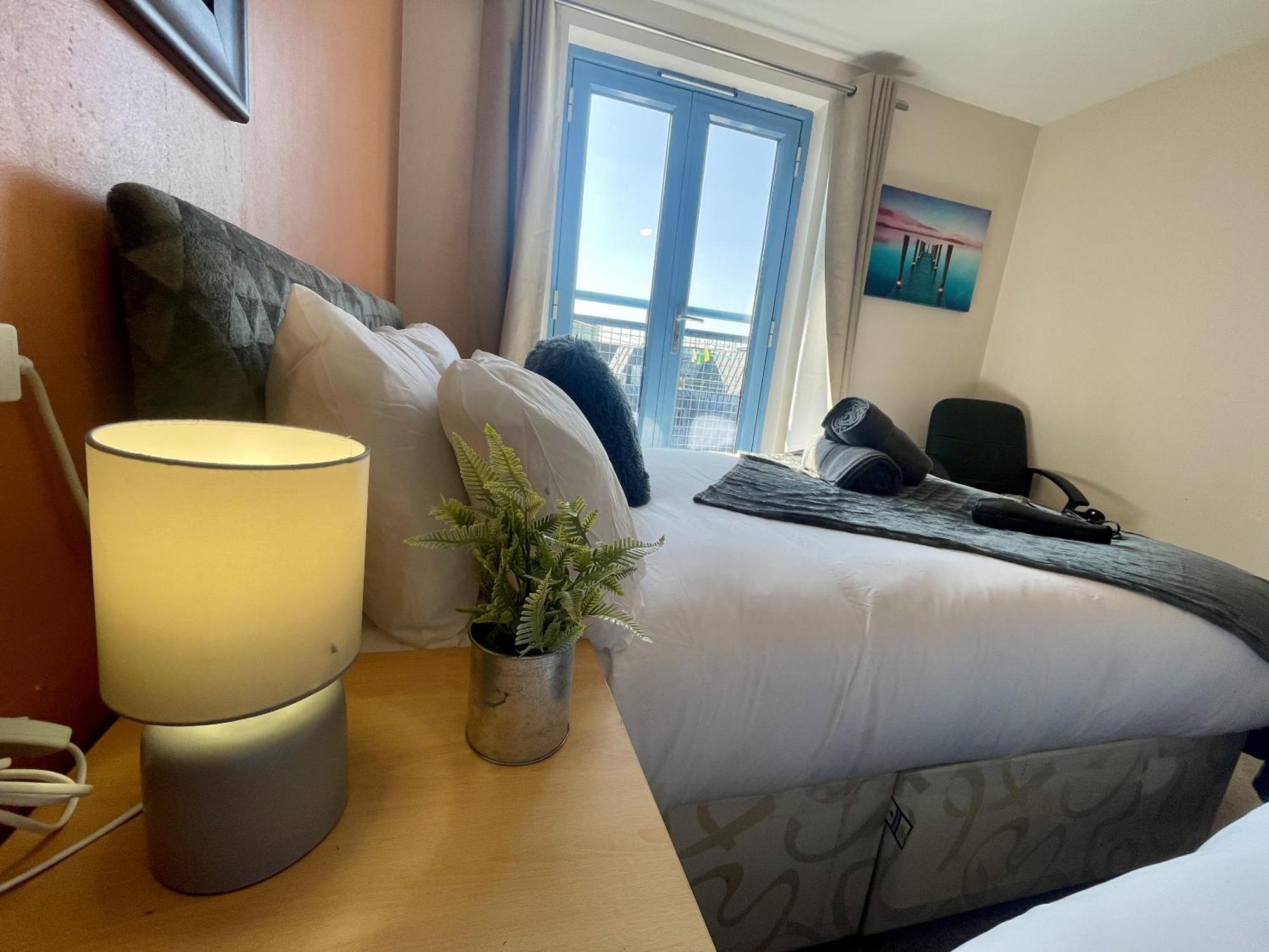 Hk Life Serviced , Centre Apartment Swindon